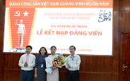 SV Hồ Thị Kim Thư vinh dự đứng vào hàng ngũ Đảng